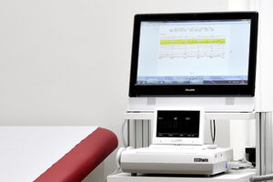 CTG: Messung der Herzfrequenz des Ungeborenen und der Wehen der Mutter.